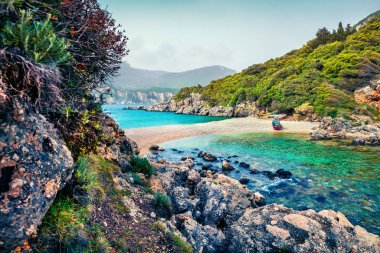 Limni Beach Glyko 'nun muhteşem yaz manzarası. İyon Denizi 'nin muhteşem sabah deniz manzarası. Korfu adası, Yunanistan, Avrupa 'nın açık hava manzarası. Doğa konseptinin güzelliği. 