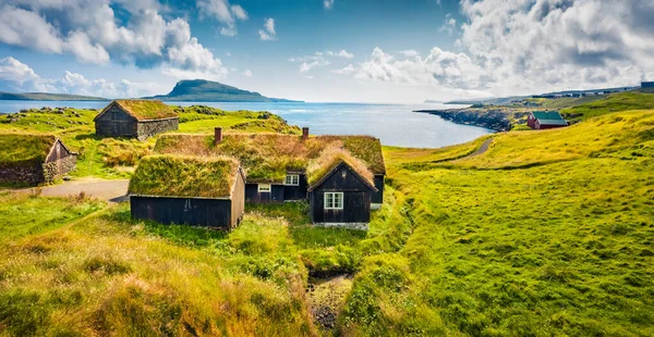 Tipik Çim Çatılı Evler Için Güneşli Bir Sabah Manzarası Torshavn — Stok fotoğraf