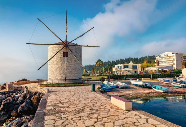 Prachtig Uitzicht Oude Molen Anemomilos Zonnig Zomer Stadsgezicht Van Kerkira — Stockfoto