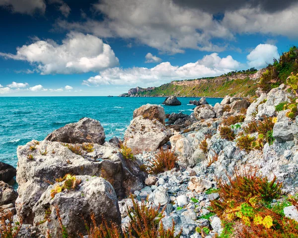 Limanda ve Milazzo Burnu 'nda, Messina Sicilya, İtalya ve Avrupa' da doğa rezervi Piscina di Venere ile güneşli bir bahar manzarası. Akdeniz 'de Sabah.