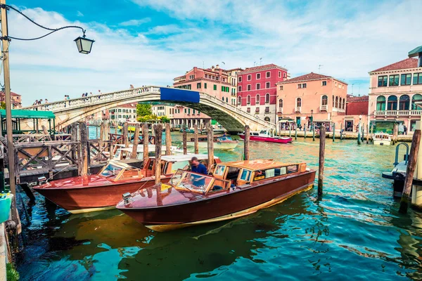 Brillante Vista Primavera Vennice Con Famoso Canal Agua Puente Scalzi — Foto de Stock