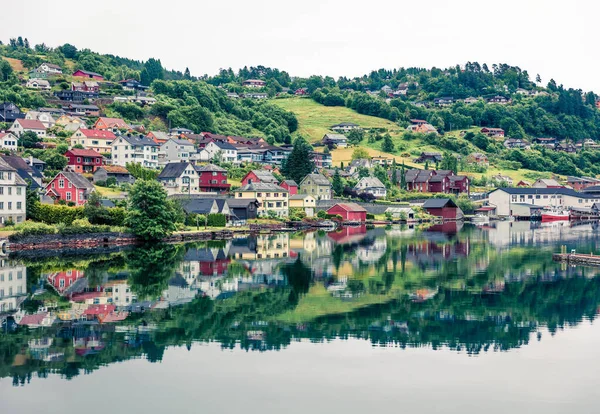 Αιχμαλωτίζοντας Θέα Καλοκαίρι Του Χωριού Norheimsund Που Βρίσκεται Στη Βόρεια — Φωτογραφία Αρχείου