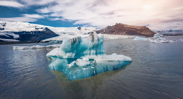 Utsikt Från Flygande Drönare Flytande Blå Isberg Jokulsarlonglaciärlagunen Pittoreska Sommarsoluppgången — Stockfoto