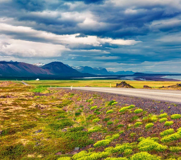 Пустая Асфальтовая Дорога Разноцветным Облачным Небом Сцена Открытым Небом Исландии — стоковое фото