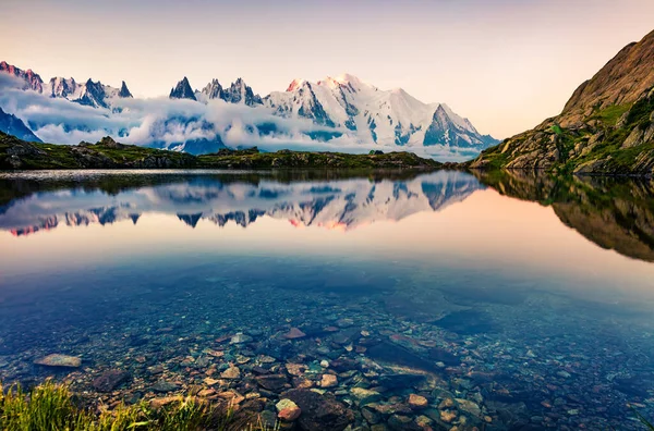 Färgglada Sommarscenen Lac Blanc Sjö Med Mont Blanc Monte Bianco — Stockfoto