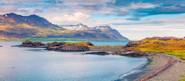 Typical Icelandic Landscape Volcanic Mountains Atlantic Ocean Coast Sunny Summer — Stock Photo, Image