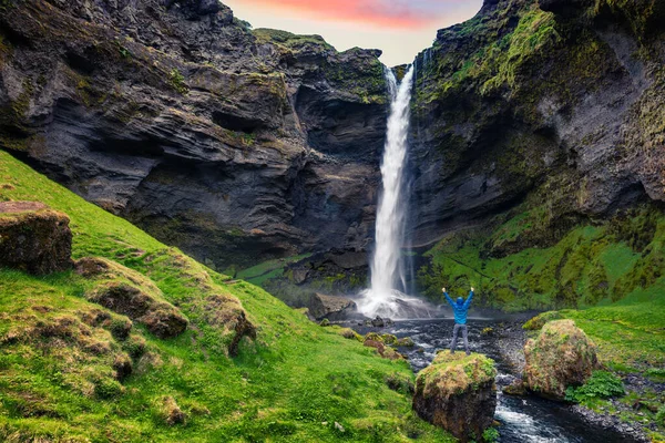 人们站在岩石上的Kvernufoss瀑布的多彩的晨景 伟大的日出在冰岛南部 艺术风格经处理后的照片 — 图库照片