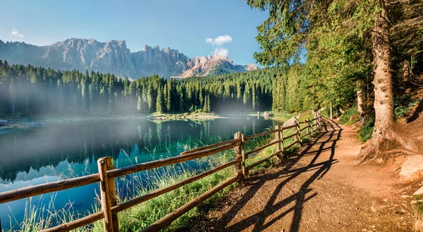 Faszinierender Sommerblick Auf Den Karersee Spektakuläre Morgenlandschaft Der Dolomiten Provinz — Stockfoto