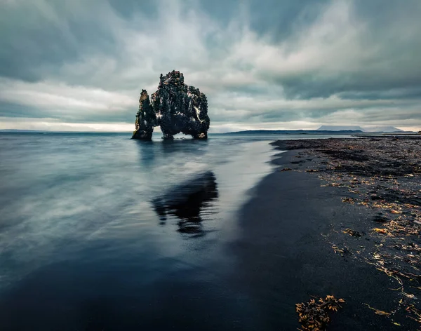 Mistical Mitternachtssonne Blick Auf Riesige Basaltstapel Hvitserkur Düstere Sommerszene Von — Stockfoto