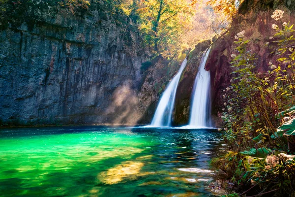 Idealny Widok Rano Czystego Wodospadu Parku Narodowym Plitvice Oszałamiająca Jesienna — Zdjęcie stockowe