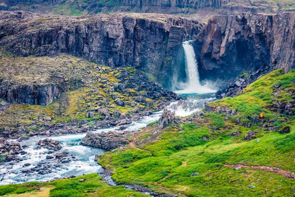 Typiskt Isländskt Landskap Bergen Färgglad Sommarmorgon Med Vattenfall Island Europa — Stockfoto