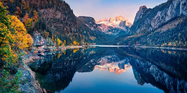 Herbstlicher Blick Auf Den Gosausee Vorderer Mit Dachstein Gletscher Hintergrund — Stockfoto