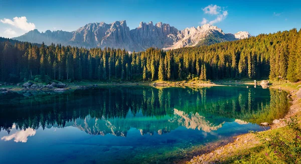 Ruhiger Sommerblick Auf Den Karersee Atemberaubende Morgenlandschaft Der Dolomiten Provinz — Stockfoto