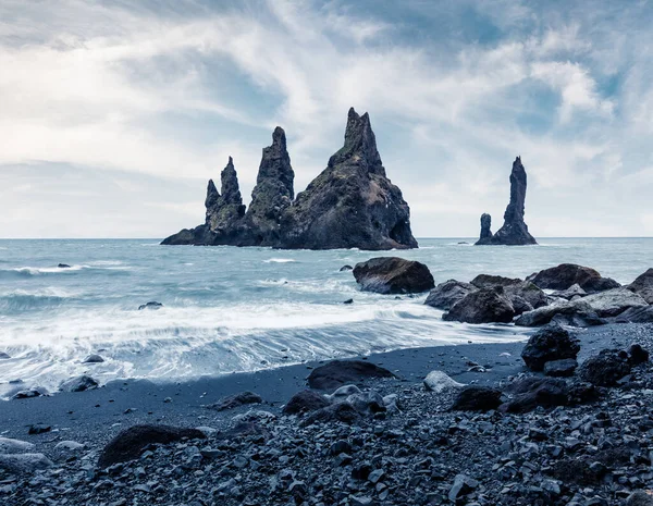 Δραματική Θαλασσογραφία Των Βράχων Reynisdrangar Στον Ατλαντικό Ωκεανό Σκοτεινό Καλοκαιρινό — Φωτογραφία Αρχείου