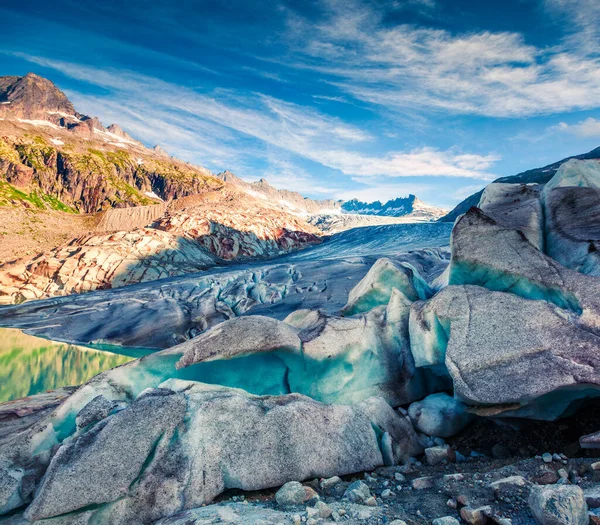 ローン氷河の信じられないほどの夏の景色 スイスアルプス ベルン州 スイス ヨーロッパの晴れた日の朝のシーン 山の中で氷を溶かす 芸術風のポスト処理写真 — ストック写真