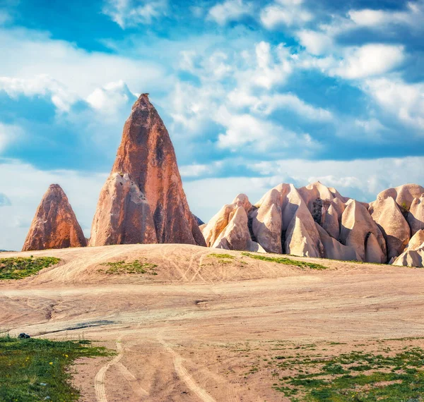 美妙的卡帕多西亚夏季风景 红玫瑰谷的石灰岩山峰形状奇特 Cavusin村位于土耳其Nevsehir区 旅行概念背景 — 图库照片
