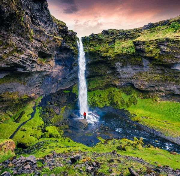 Colorata Vista Mattutina Della Cascata Kvernufoss Con Uomo Piedi Sulla — Foto Stock