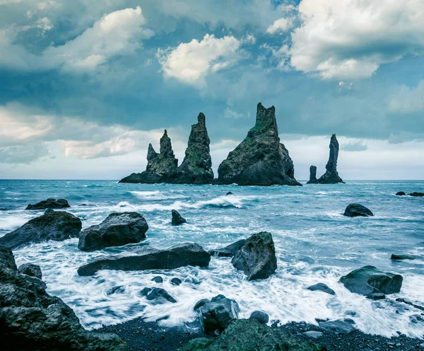 Atlantik Okyanusu Ndaki Reynisdrangar Kayalıklarının Dramatik Deniz Manzarası Güney Zlanda — Stok fotoğraf