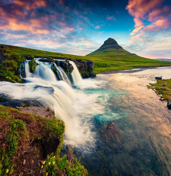 Nyári Naplemente Híres Kirkjufellsfoss Vízesés Kirkjufell Hegy Színes Esti Jelenet — Stock Fotó