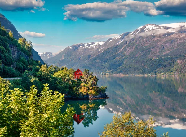 Impressionnante Vue Été Maison Peinte Rouge Sur Rive Fjord Hardangerfjord — Photo