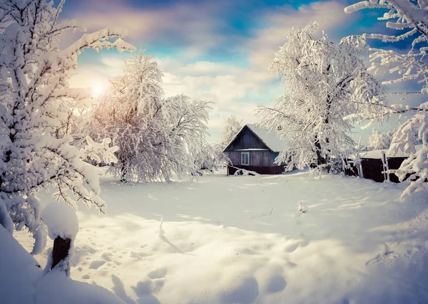 Mañana Invierno Soleada Pueblo Montaña Después Fuertes Nevadas Hermosa Escena — Foto de Stock