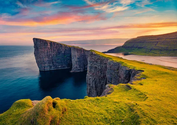 Pôr Sol Inacreditável Lago Sorvagsvatn Vagar Ilhas Faroé Dinamarca Europa — Fotografia de Stock