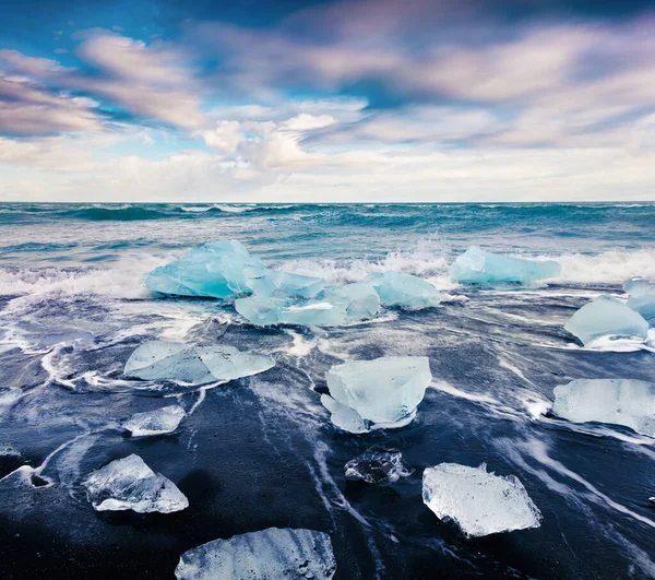 Blocos Gelo Lavados Pelas Ondas Praia Jokulsarlon Pitoresca Manhã Verão — Fotografia de Stock