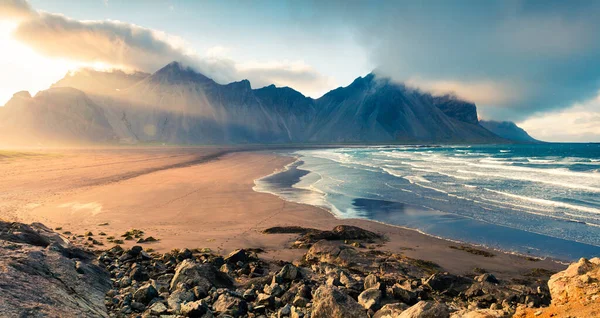 五彩斑斓的全景 与Vestrahorn 蝙蝠侠山 一起出现在冰岛东南海岸的斯托克克斯山脉的荒原上 艺术风格经处理后的照片 — 图库照片