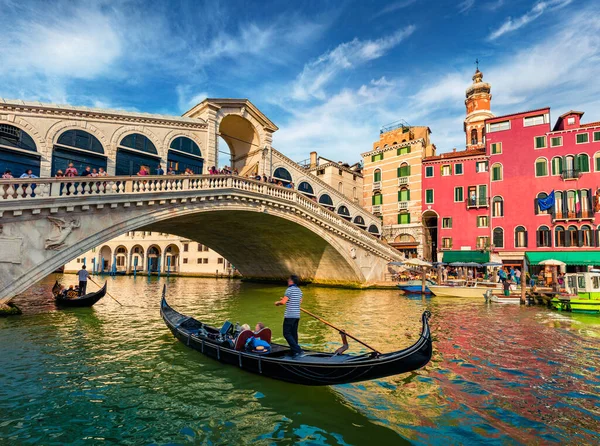 Rialto Köprüsü 'nün renkli sabah manzarası. Venedik 'in muhteşem manzarası. Gondollarda, İtalya' da, Avrupa 'da turistler var. Ünlü Canal Grande 'nin romantik yaz sahnesi. Seyahat konsepti arka planı.