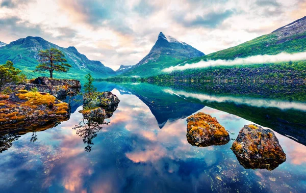 Increíble Amanecer Verano Lago Innerdalsvatna Colorida Escena Matutina Noruega Europa —  Fotos de Stock