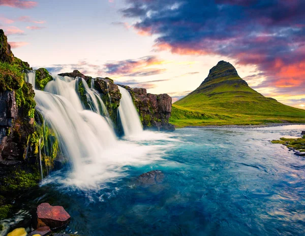 Sommarsolnedgång Berömda Kirkjufellsfoss Vattenfall Och Kirkjufell Berg Färgglad Kväll Scen — Stockfoto