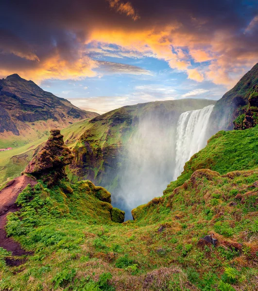 スコガ川のスコガフォスの滝の絵のような朝の景色 アイスランド ヨーロッパで劇的な夏の日の出 芸術風のポスト処理写真 — ストック写真