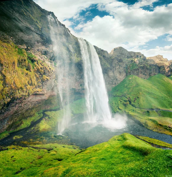 Seljalandfoss Waterfall 환상적 풍경이 Seljalandsa 강에서 보입니다 숨막히는 여름의 유럽의 — 스톡 사진