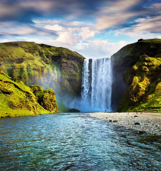色彩斑斓的夏季风景 清澈清澈的斯考加佛斯瀑布水 阳光明媚的早晨 在斯堪加河 冰岛南部 艺术风格经处理后的照片 — 图库照片