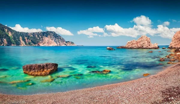 Meşhur Petani Sahili 'nin büyüleyici bahar manzarası. Çekici bir sabah manzarası. Kefalonya Adası, Yunanistan, Avrupa. Akdeniz 'in muhteşem deniz manzarası. İyon Adaları 'nın çarpıcı açık hava manzarası.