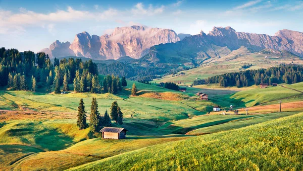 Compaccio村 Seiser AlmまたはAlpe Siusi場所 ボルツァーノ州 南チロル イタリア ヨーロッパの晴れた朝のシーン ドロミティアルプスの絵のような夏の景色 田舎のコンセプトの背景の美しさ — ストック写真