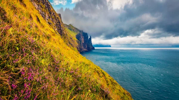 Cautivante Paisaje Las Islas Feroe Con Acantilados Trollkonufingur Isla Vagar —  Fotos de Stock