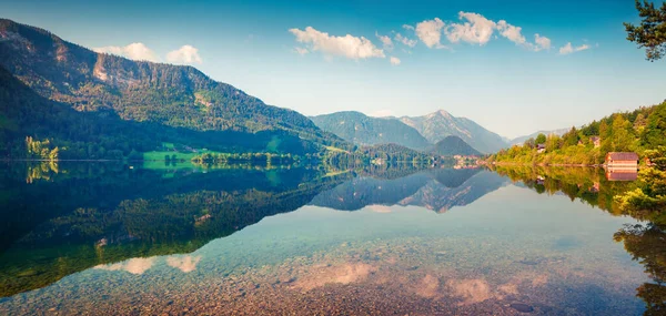 Napfényes Reggeli Panoráma Grundlsee Tónál Gyönyörű Kilátás Nyílik Gessl Falu — Stock Fotó