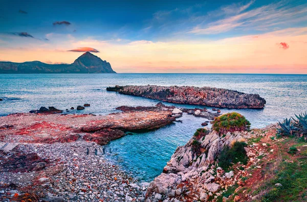 Isolidda sahilinin çekici sabah manzarası. Sicilya 'da renkli bir bahar gündoğumu, Macari köyü, San Vito Burnu, Trapani ili, İtalya, Avrupa. Akdeniz 'in muhteşem deniz manzarası.