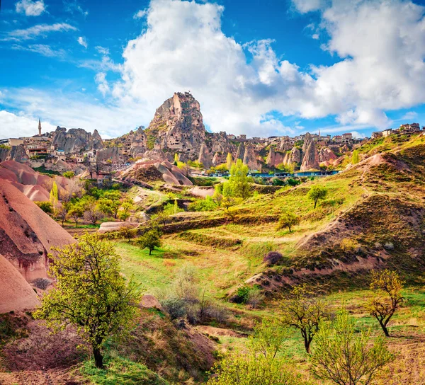 Cappadocia迷人的春景 乌奇萨尔城堡附近明亮的户外风景 土耳其中安纳托利亚省Nevsehir区Uchisar村Sunny Landscaspe — 图库照片