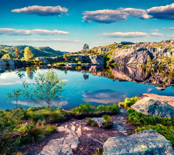 Malowniczy Letni Widok Jezioro Płaskowyżu Górskim Kolorowa Poranna Scena Wsi — Zdjęcie stockowe