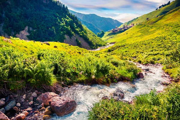 Murni Sungai Air Bukit Pegunungan Suasana Musim Panas Yang Cerah — Stok Foto