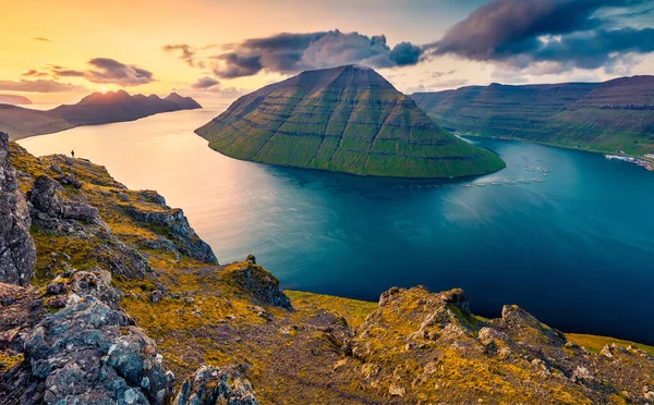 Úžasný Pohled Západ Slunce Populárních Turistických Atrakcí Vrchol Klakkuru Faerské — Stock fotografie