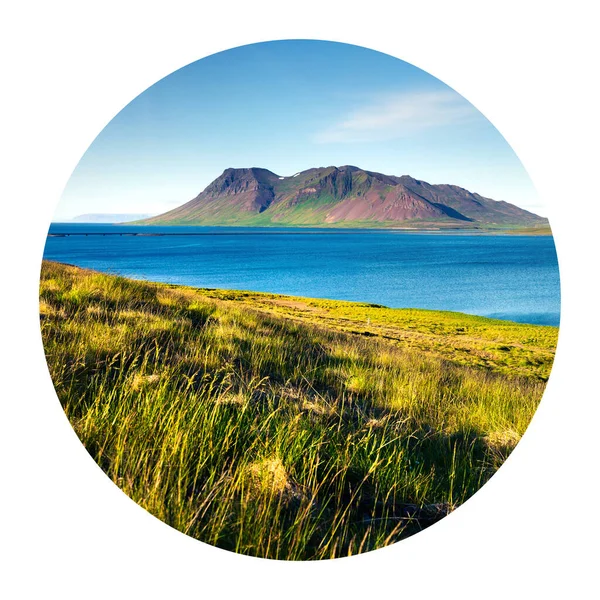 Tipikus Izlandi Táj Vulkanikus Hegyekkel Tiszta Folyóval Napfényes Nyári Reggel — Stock Fotó
