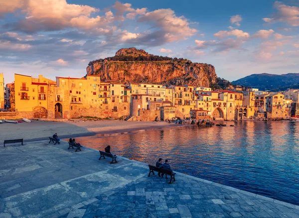 Calm Sunday Evening Cefalu Town Amazing Sunset Mediterranean Sea Sicily — Stock Photo, Image