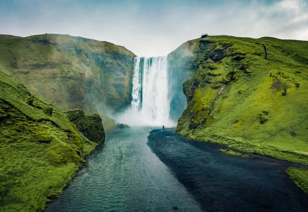 Uçan Nın Görüntüsü Skogafoss Şelalesi Nin Dramatik Gece Yarısı Güneşi — Stok fotoğraf