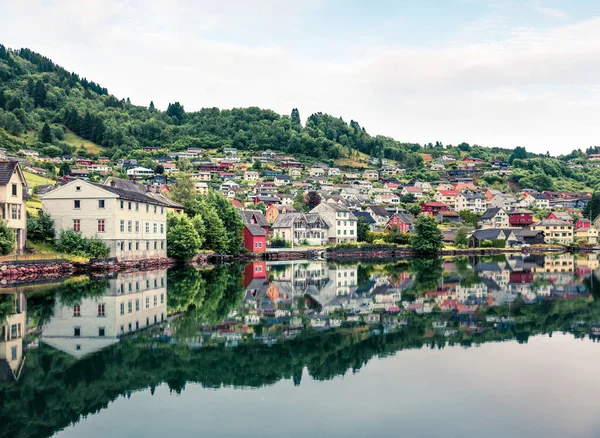 ハルダンゲルフィヨルドの北側に位置するNorheimsund村の雨の夏の景色 ノルウェー ヨーロッパの美しい朝のシーン Instagramフィルタートーン — ストック写真