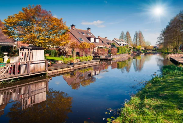Zonnig Voorjaarsuitzicht Het Typisch Hollandse Platteland Kleurrijke Ochtendscene Het Stadje — Stockfoto