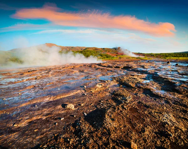 Zonnige Zomerochtend Great Geysir Vallei Hellingen Van Laugarfjall Heuvel Kleurrijke — Stockfoto