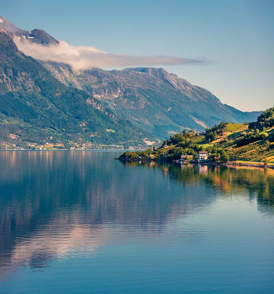 Norveç 'in Hordaland ilçesinde bulunan Ullensvang belediyesinin Lofthus köyünde aydınlık bir yaz sabahı. Kırsal konseptin güzelliği.